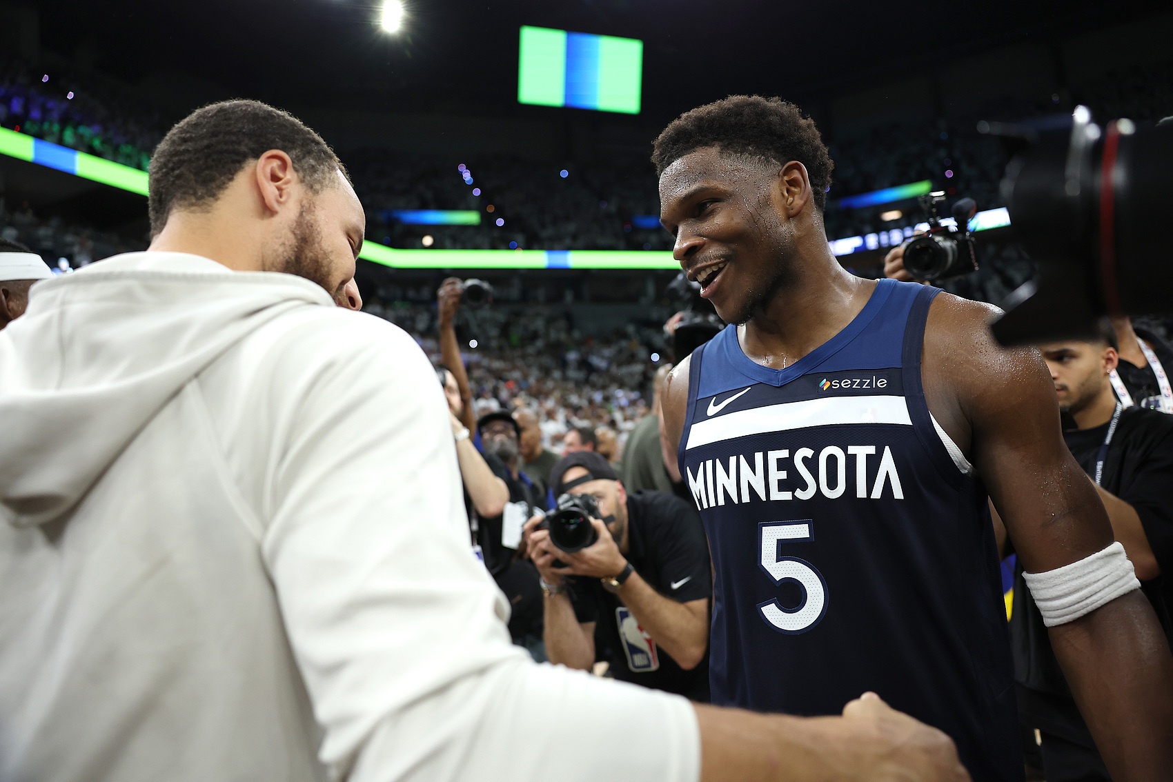 开云电子-爱德华兹:库里是我兄弟&我爱他的一切 他是最伟大控卫 不太懂rap